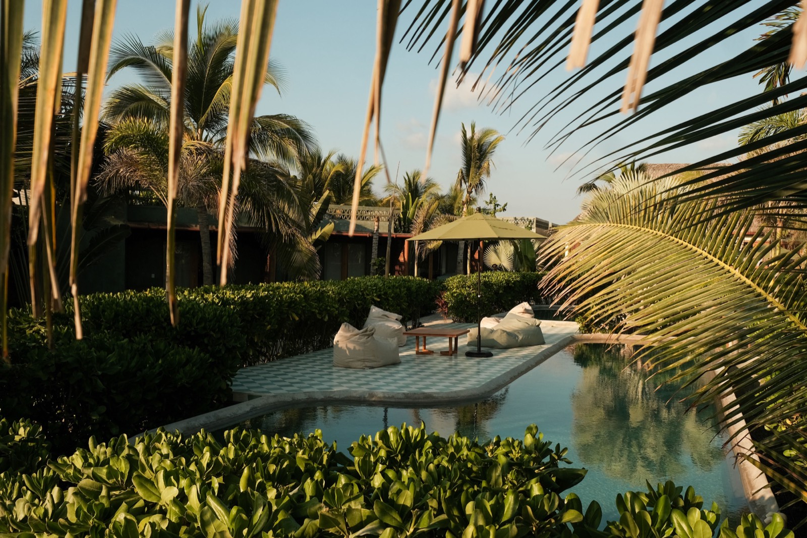Samas grounds and pool